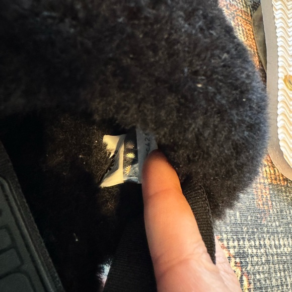 SOLD UGG SUPER FLUFF SLIPPER sz 6 black - Picture 4 of 6